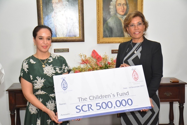 La Banque Al Salam fait un don de 32 000 € au Fonds pour les enfants des Seychelles lors d'une réunion avec le président