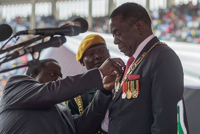 Zimbabwe: le président nomme deux hauts responsables militaires au gouvernement