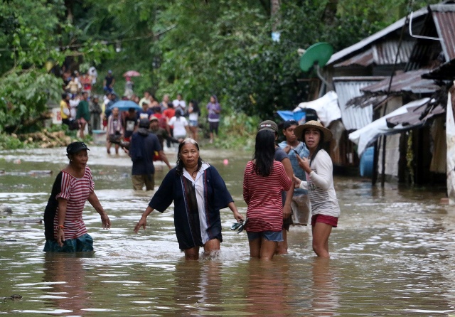 Three dead, 77,000 flee as storm pounds Philippines