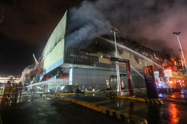 Dozens feared dead in Philippine mall inferno