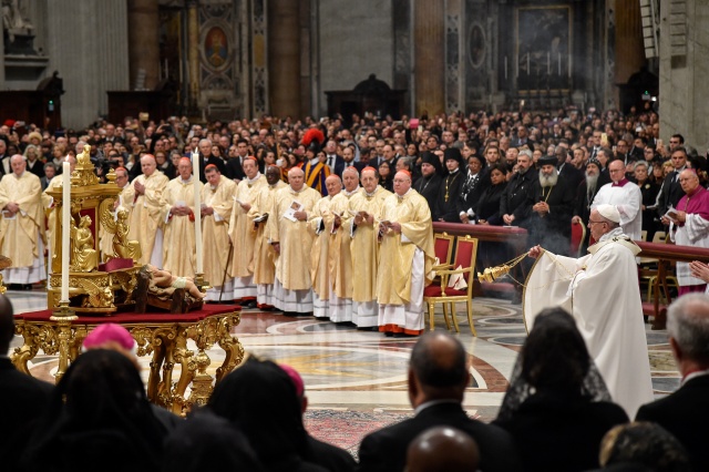 Pope pleads for migrants at Christmas mass