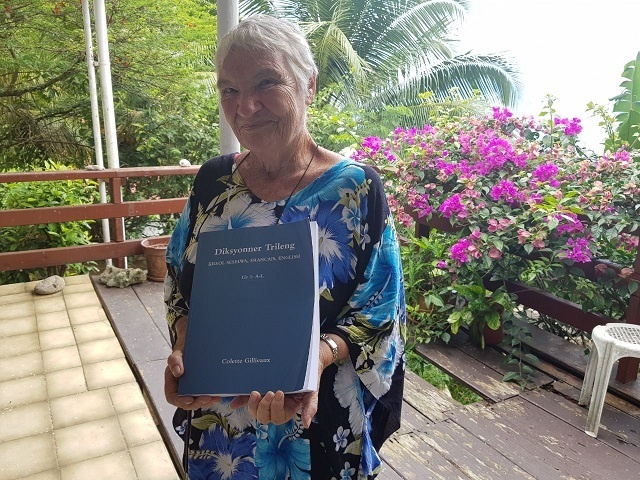Un travail de19 ans, une Seychelloise publie un dictionnaire créole-français-anglais