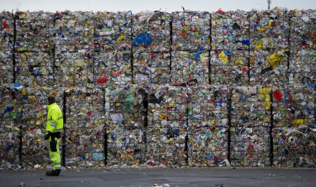 EU sets 2030 target for recyclable plastic packaging