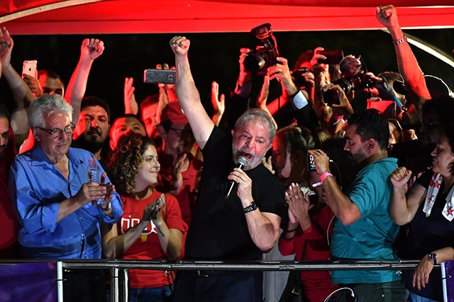 Brésil: Lula défiant malgré sa condamnation en appel