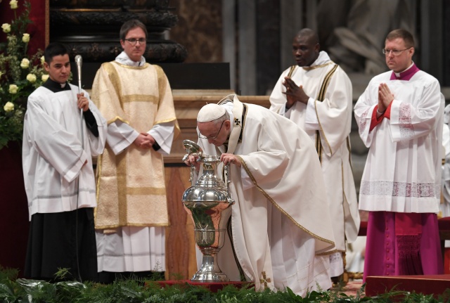 Pope washes prisoners' feet in Holy Week ritual