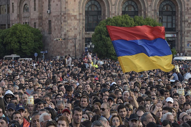 Arménie: la contestation se poursuit, Moscou commence à s'imposer comme médiateur