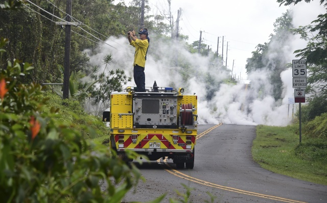 Thousands flee after Hawaii quake triggers new volcano eruptions