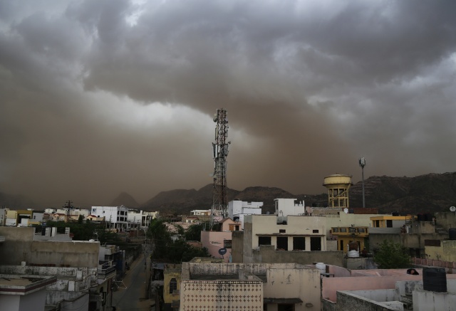 Storms kill at least 47 as India temperatures mount