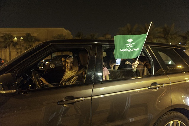 Arabie saoudite: après la fin de l'interdiction, des femmes au volant dans les rues de Ryad