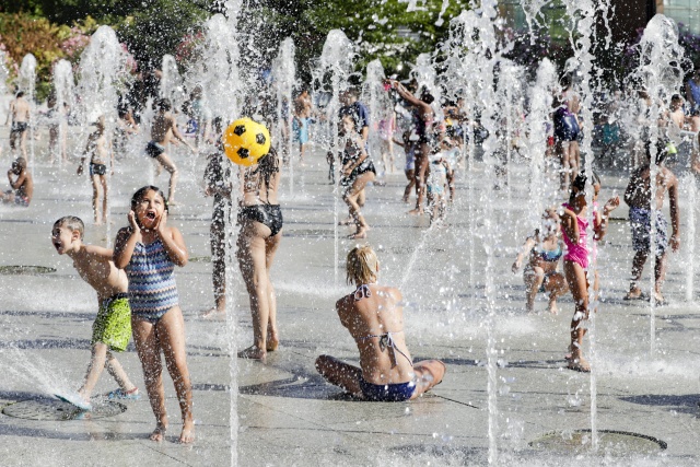 Europe bakes again in near-record temperatures