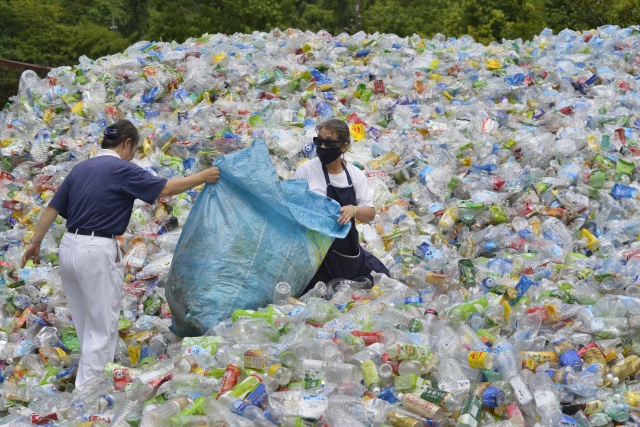 France to set penalties on non-recycled plastic