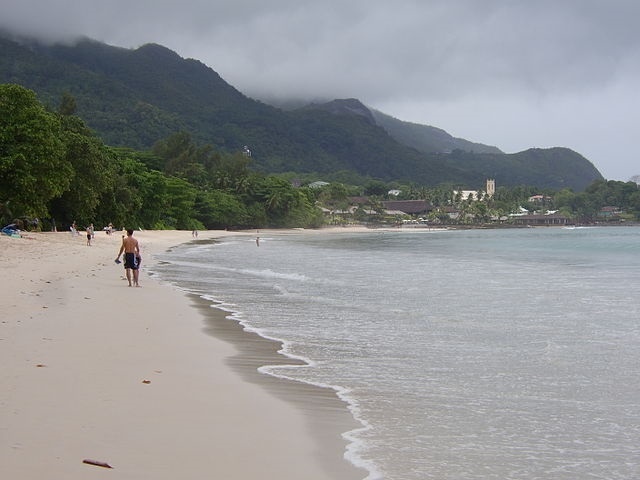 Une plage immaculée et exempte de détritus fait que les Seychelles reçoivent la première désignation de «drapeau blanc» dans la région