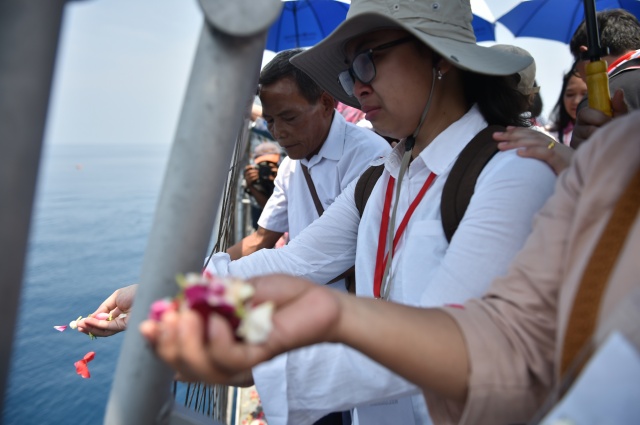 Families hold mass prayer at sea for Indonesia jet crash victims