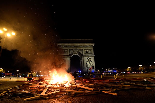 France: Macron exprime sa "honte" face aux violences des "gilets jaunes"