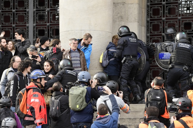 60 protesters and police hurt as Spain cabinet meets in Catalonia