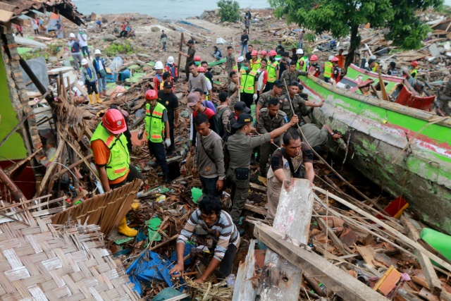 Hunt for survivors as Indonesian tsunami death toll tops 280