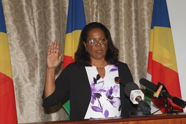 La présidente de la Commission Électorale des Seychelles démissionne.