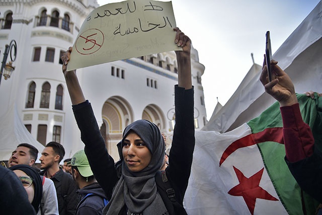 Algérie: les manifestations se poursuivent en dépit des promesses de Bouteflika