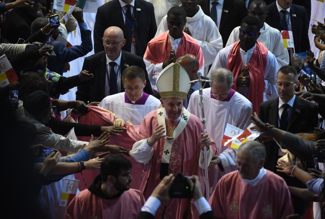 Pope rounds off Morocco visit with mass for thousands
