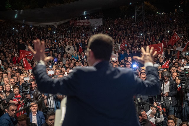 Le maire d'Istanbul qualifie de "trahison" l'annulation de son élection