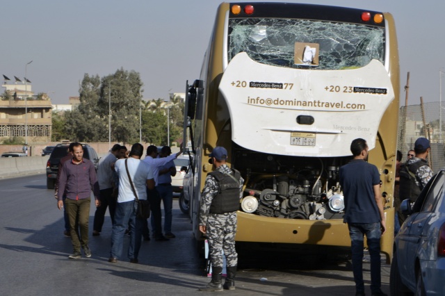 Bomb blast hits tourist bus near Egypt pyramids