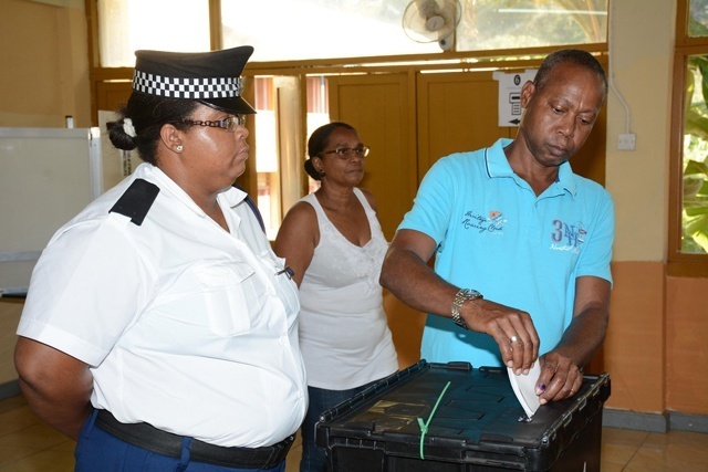 Le président des Seychelles retire la demande de référendum sur le droit de vote des citoyens à l’étranger; législation à suivre