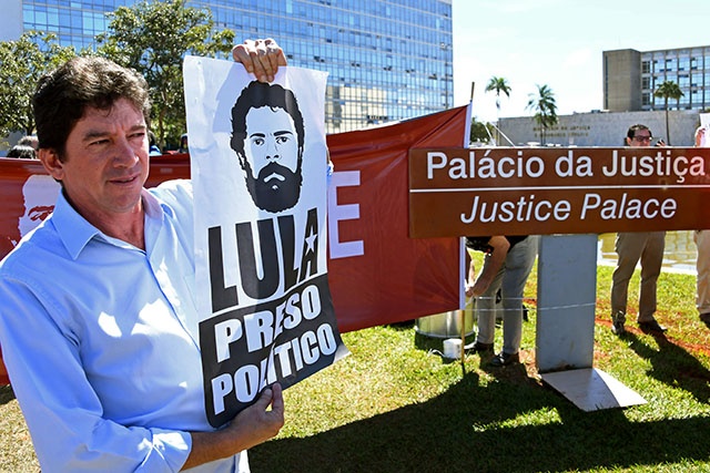 Brésil: la cour suprême va réexaminer la demande de libération de Lula