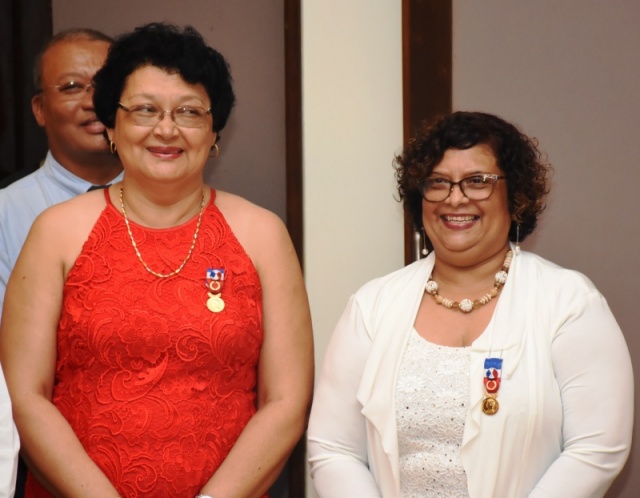 Deux Seychelloises honorées pour leur longue carrière dans des institutions françaises