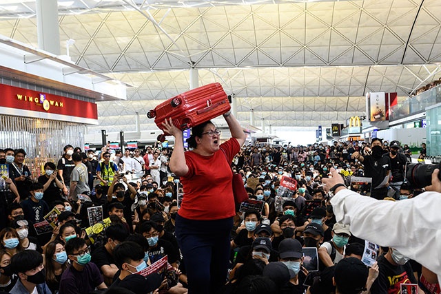 Manifestations à Hong Kong: deuxième journée de chaos à l'aéroport
