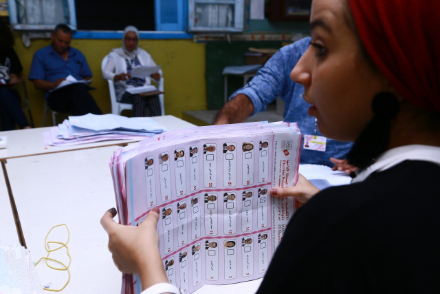 Anti-establishment figures claim first round wins in Tunisia polls