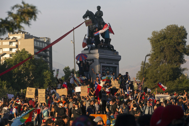Chilean president vows major reshuffle after week of protests