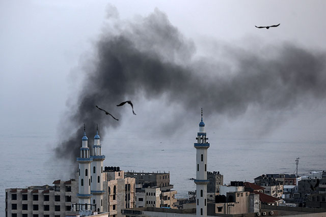 Frappes mortelles sur Gaza, roquettes sur Israël: l'escalade se poursuit