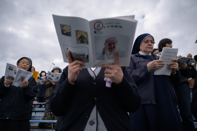 Pope Francis carries anti-nuclear message to Japan