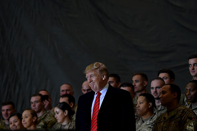 Trump annonce la reprise des négociations avec les talibans en voyage surprise en Afghanistan