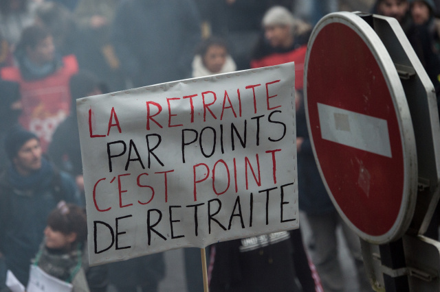 As strike drags on, French government to unveil pension plan details