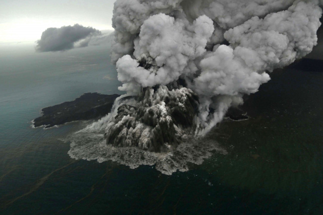 Indonesian volcano debris litters seabed after tsunami: study