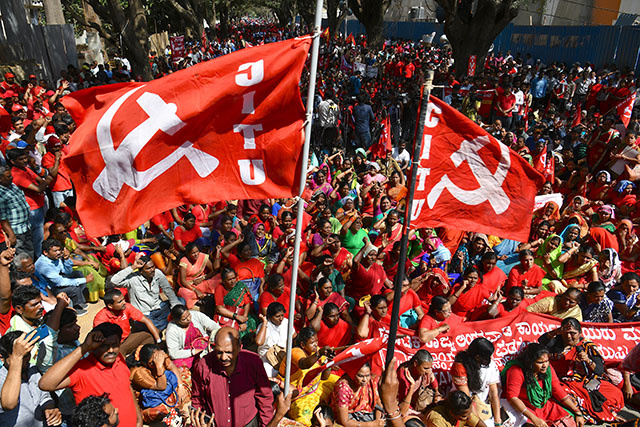 Des millions d'Indiens en grève contre la politique gouvernementale