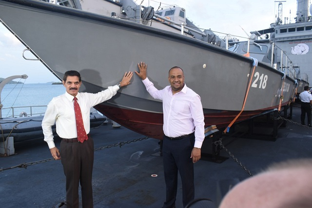 Deux nouveaux patrouilleurs donnés par le Sri Lanka arrivent aux Seychelles grâce à l'Inde