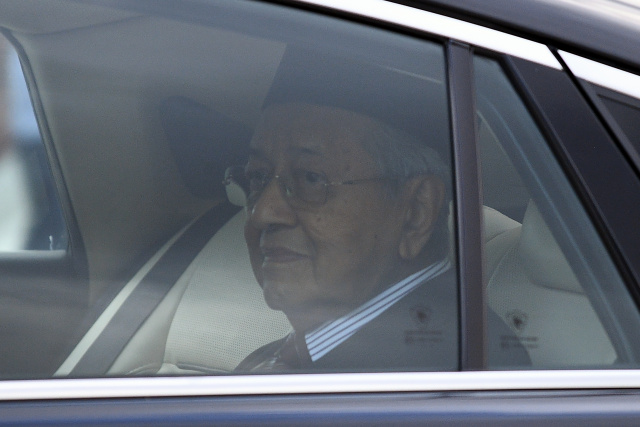 Turmoil in Malaysia as PM Mahathir resigns