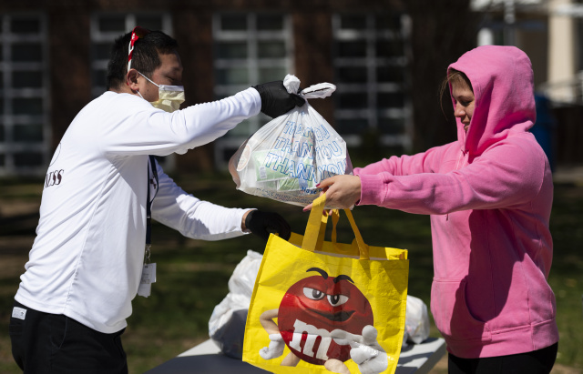 Amid new research, US recommends face masks to stop virus spread