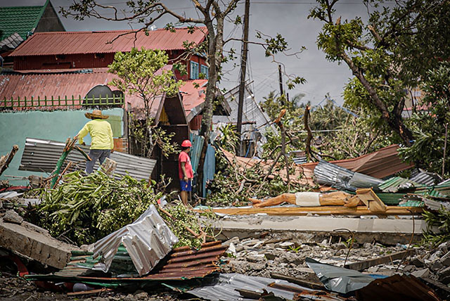 Typhon aux Philippines: 140.000 personnes réfugiées dans des abris d'urgence