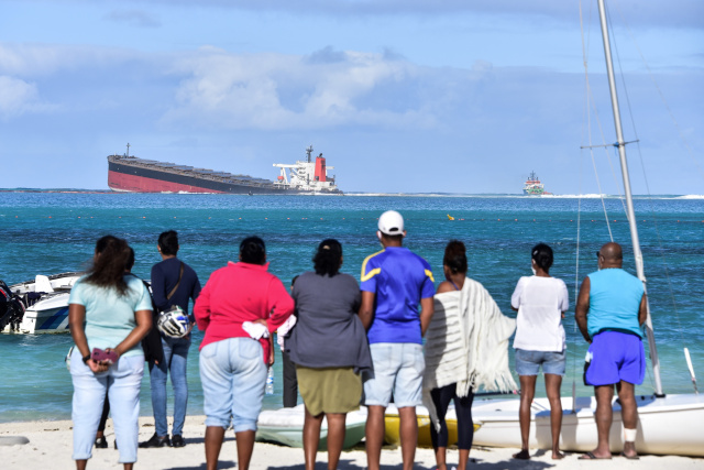 Mauritius sounds alarm as grounded bulk carrier leaks oil