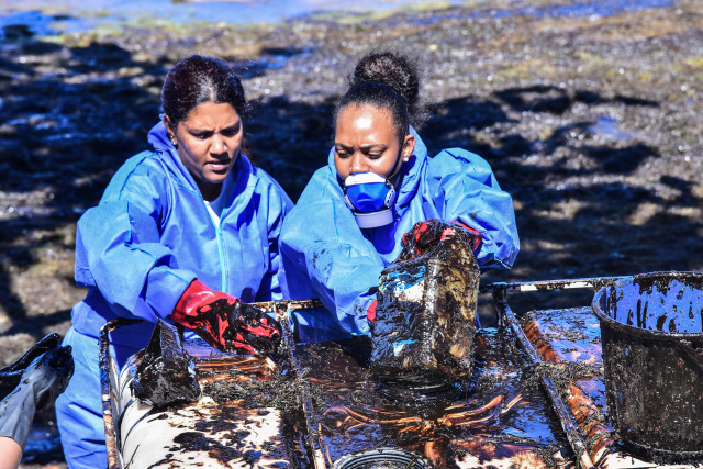 Mauritius dodges second oil spill as fuel pumped from stricken ship