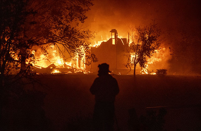Des incendies ravagent la Californie, des milliers de personnes fuient