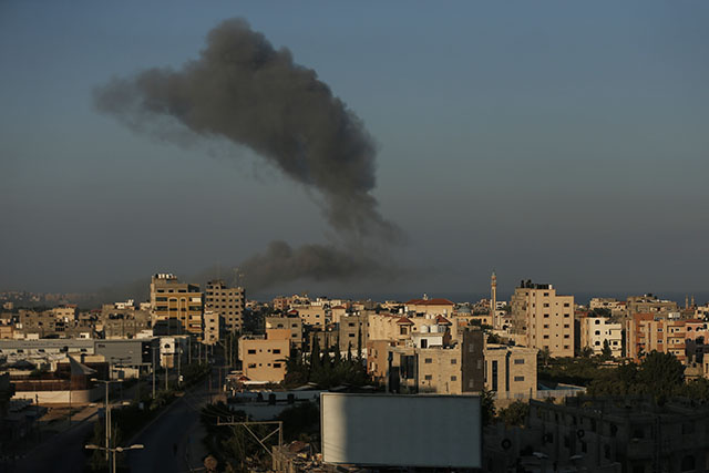 Gaza: tirs de roquettes vers Israël, frappes israéliennes sur le Hamas