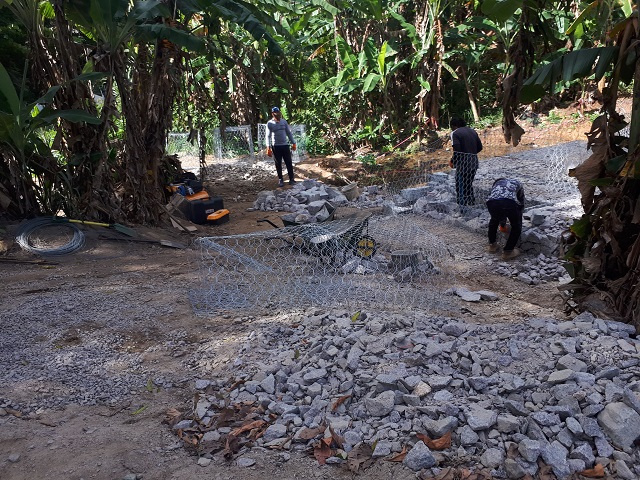 Cage of rocks makes a sturdy wall, Seychelles Institute for Technology students learn