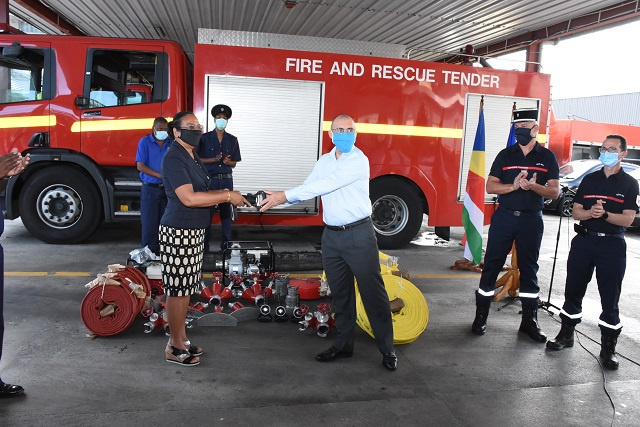 La Réunion fait don d’équipement aux pompiers Seychellois pour lutter contre les incendies.