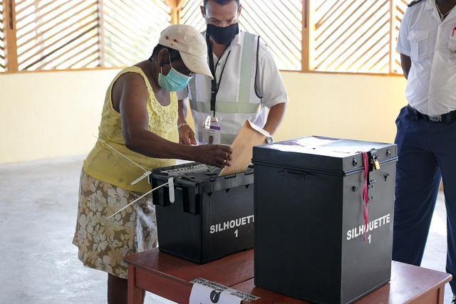 Elections aux Seychelles : Sur l'île de Silhouette, une femme de 81 ans vote au milieu des précautions COVID-19