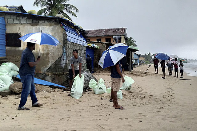 Après avoir frappé le Sri Lanka, un cyclone se dirige vers le sud de l'Inde
