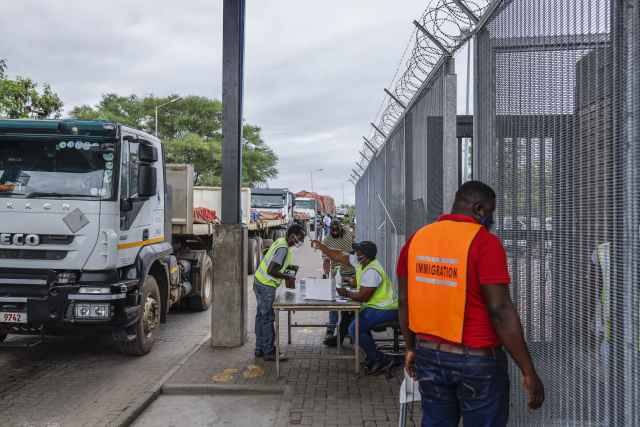 Virus hits S.Africa border post, compounds delays